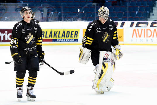 s Ryan McKiernan och målvakt Robin Rahm deppar