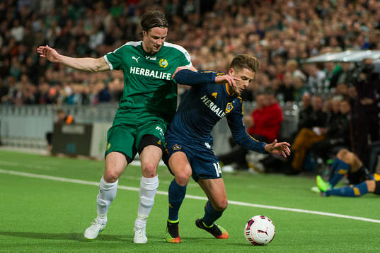 Hammarbys Linus Hallenius i kamp om bollen med LA Galaxys
