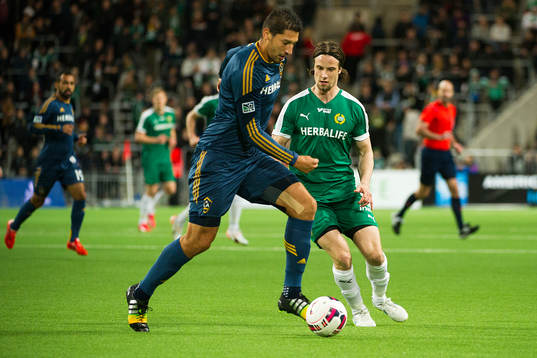 Hammarbys Linus Hallenius i kamp om bollen med LA Galaxys