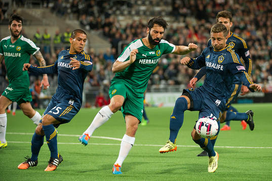 Hammarbys Stefan Batan (m) i kamp om bollen med LA Galaxys