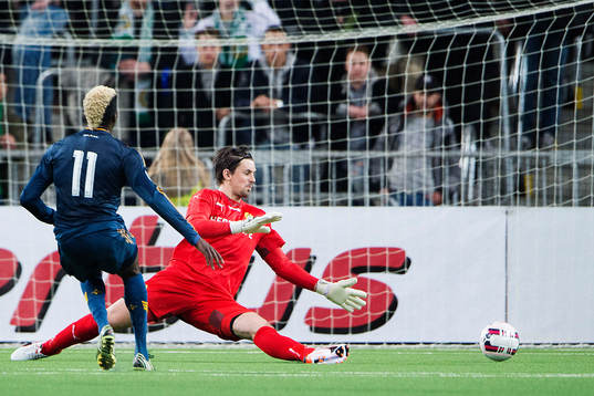 Hammarbys målvakt Johannes Hopf ser en boll gå förbi