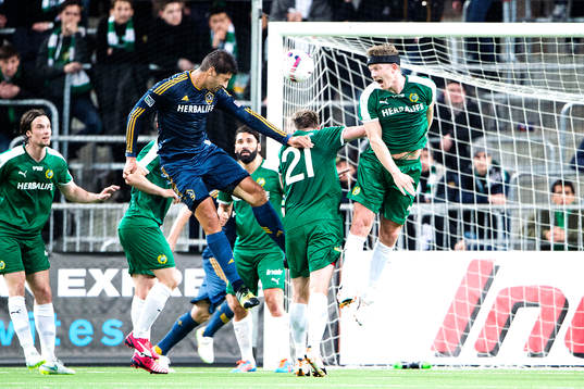 Hammarbys Thomas Guldborg Christensen nickar undan en boll