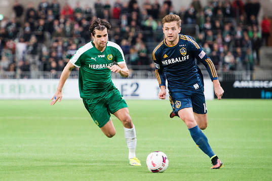 Hammarbys Lars Fuhre och LA Galaxys Robbie Rogers
