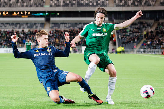 LA Galaxys Robbie Rogers och Hammarbys Linus Hallenius