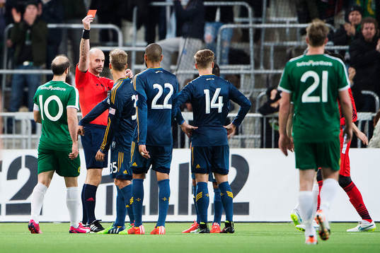 LA Galaxys Juninho får ett rött kort
