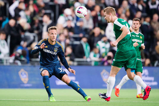 Hammarbys Erik Israelsson nickar över LA Galaxys Mika