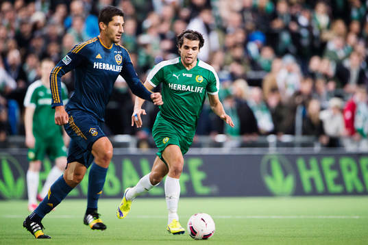 LA Galaxys Omar Gonzalez och Hammarbys Lars Fuhre