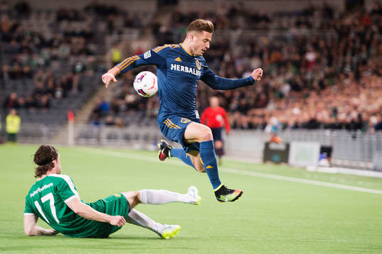 Hammarbys Linus Hallenius försöker stoppa LA Galaxys