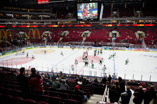 Rögles och Malmö Redhawks spelare värmer upp