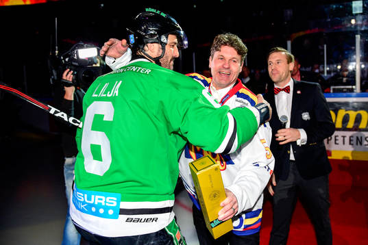 Rögles Patrik Lilja kramar om Roger Nordström som fick