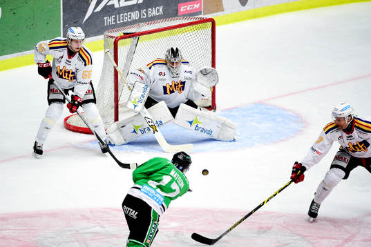 Rögles Taylor Matson och Malmö Redhawks målvakt Niko