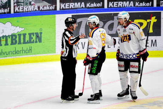 Malmö Redhawks Nicklas Jadeland och Stefan Warg diskuterar