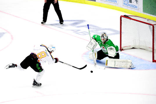 Malmö Redhawks Tony Romano missar en straff mot Rögles