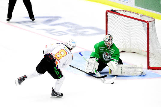 Malmö Redhawks Tony Romano missar en straff mot Rögles