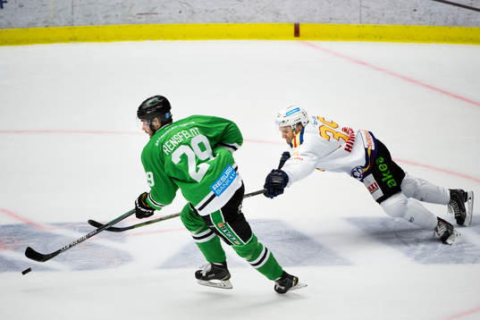 Malmö Redhawks Eric Himelfarb kastar sig