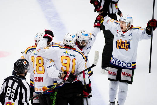 Malmö Redhawks spelare med Mattias Persson (th) jublar