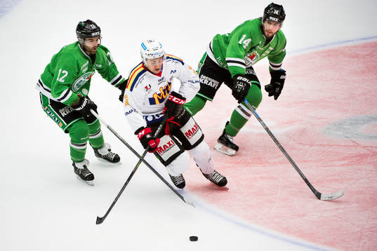 Malmö Redhawks Nils Andersson (m) tar sig förbi Rögles