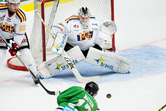 Rögles Taylor Matson skjuter ett skott mot Malmö Redhawks