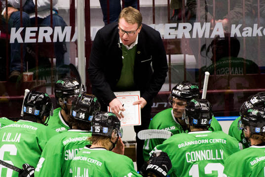 Rögles tränare Magnus Bogren pratar med sina spelare