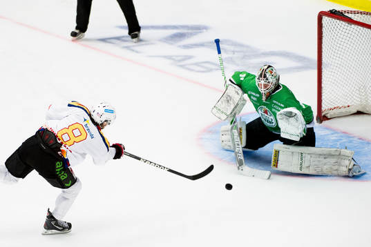 Malmö Redhawks Tony Romano missar en straff mot Rögles