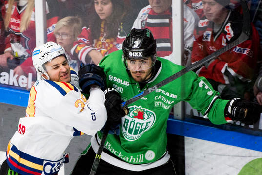 Malmö Redhawks Eric Himelfarb tacklar Rögles Almen Bibic