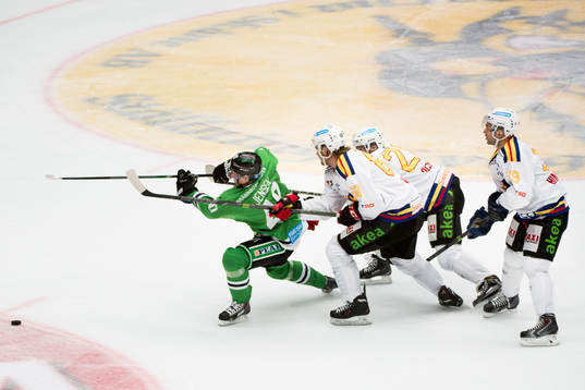 Rögles Jesper Jensen tar sig förbi Malmö Redhawks