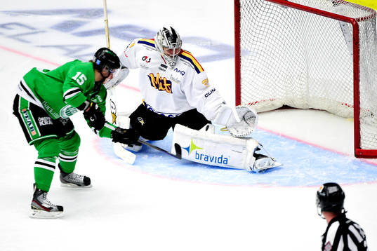 Rögles Jakob Lilja gör 1-1 bakom Malmö Redhawks målvakt
