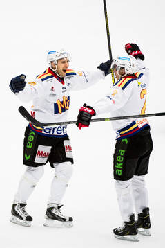 Malmö Redhawks Fabian Brunnström (tv) jublar med Nils
