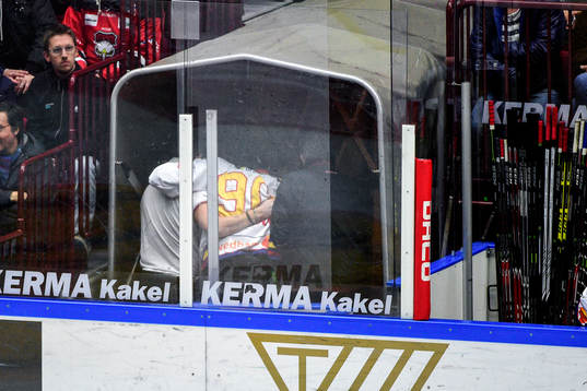 Malmö Redhawks Mattias Persson lämnar rinken skadad
