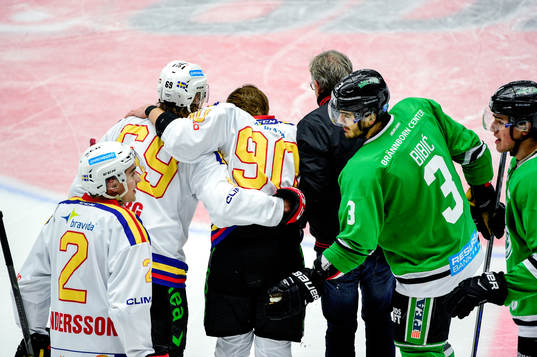 Malmö Redhawks Mattias Persson lämnar rinken skadad