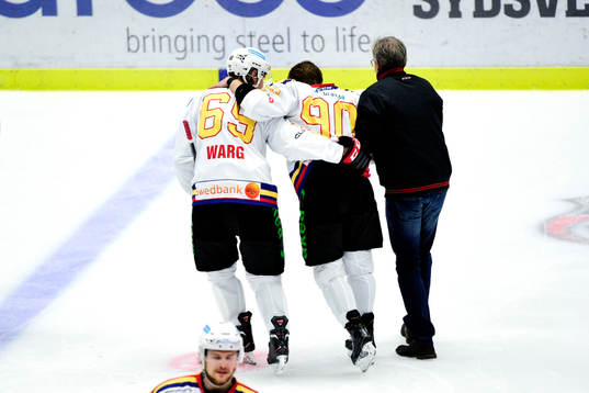 Malmö Redhawks Mattias Persson lämnar rinken skadad