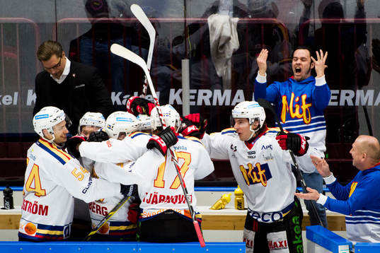 Malmö Redhawks spelare jublar i båset