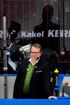 Rögles tränare Magnus Bogren deppar