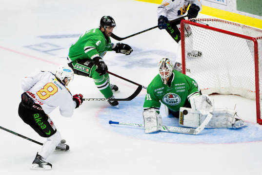 Malmö Redhawks Tony Romano skjuter mot Rögles målvakt