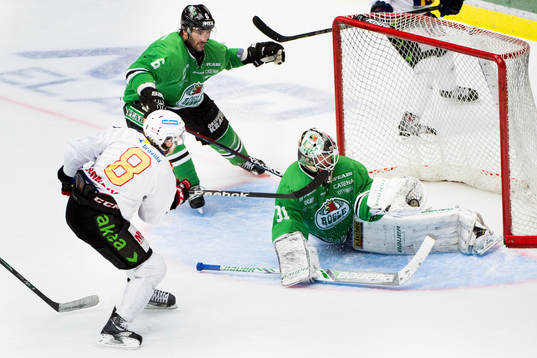 Malmö Redhawks Tony Romano skjuter mot Rögles målvakt