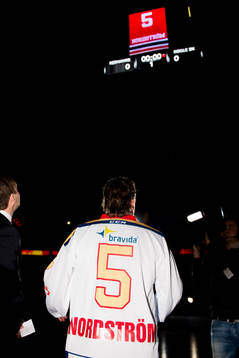 Roger Nordström ser på när hans tröja hissas