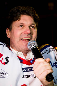Roger Nordström ser på när hans tröja hissas