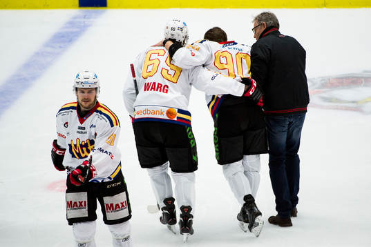 Malmö Redhawks Mattias Persson får hjälp av isen