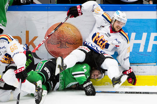 Malmö Redhawks Nicklas Jadeland ovanpå Rögles Jordan