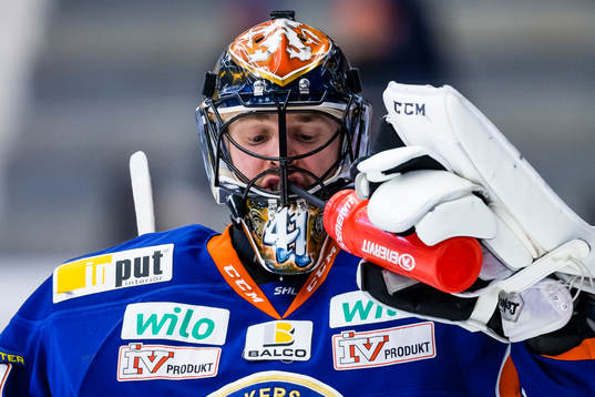 Växjös målvakt Cristopher Nihlstorp dricker