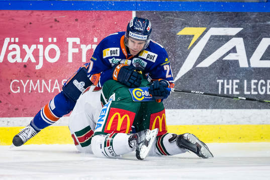 Växjös Cory Murphy trycker ner Frölundas Nicklas Lasu