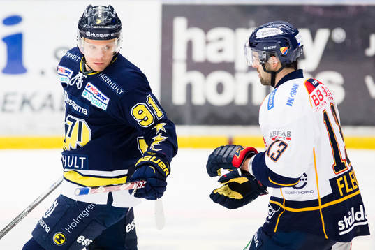 s Andreas Jämtin lämnar tillbaka klubban till