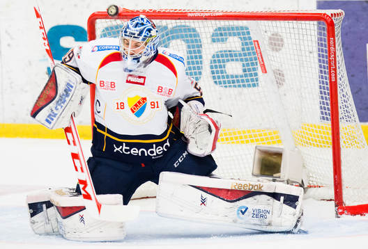 Pucken går i ribban bakom Djurgårdens målvakt Mantas