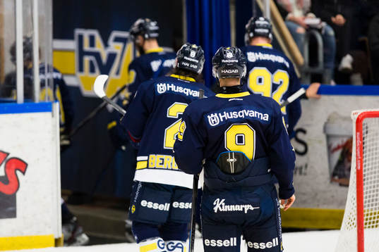 s Kristofer Berglund och Björn Melin lämnar isen