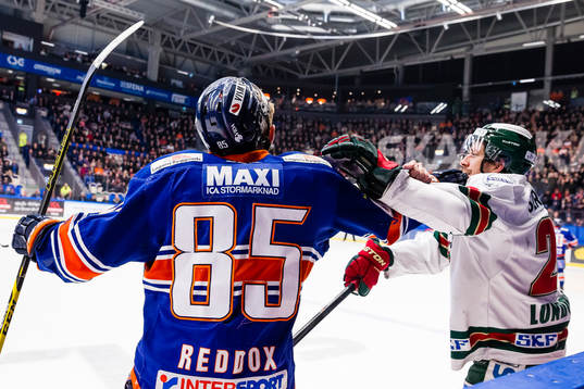 Gruff mellan Växjös Liam Reddox och Frölundas Joel