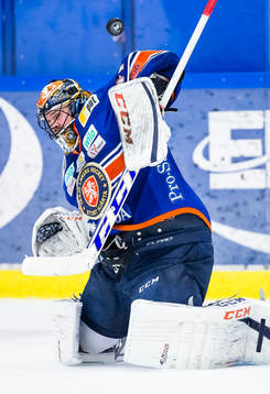 Växjös målvakt Cristopher Nihlstorp styr undan en puck