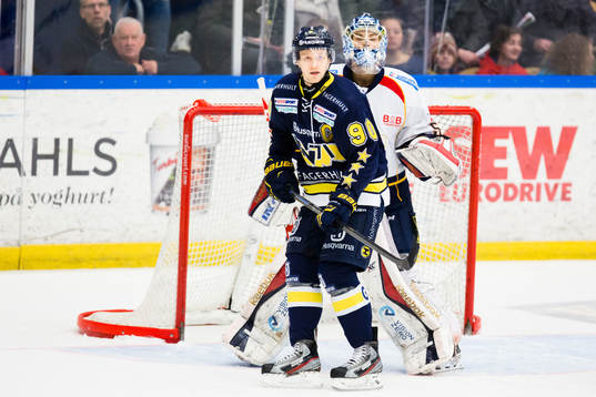 s Ted Brithén framför Djurgårdens målvakt Mantas Armalis