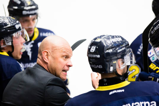 s tränare Andreas Johansson coachar