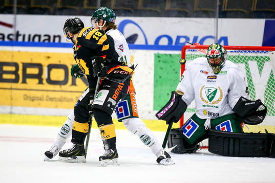 Skellefteås Andrew Calof  styr nästan in ett skott på