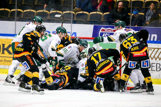 Skellefteås spelare i stor högframför  Fäjestads mål